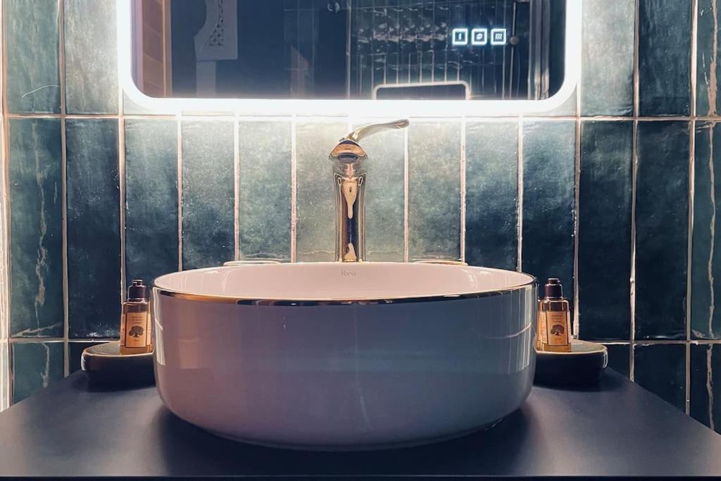 Love Room L' Orientale / Jacuzzi / Sauna Chateau-Landon 外观 照片